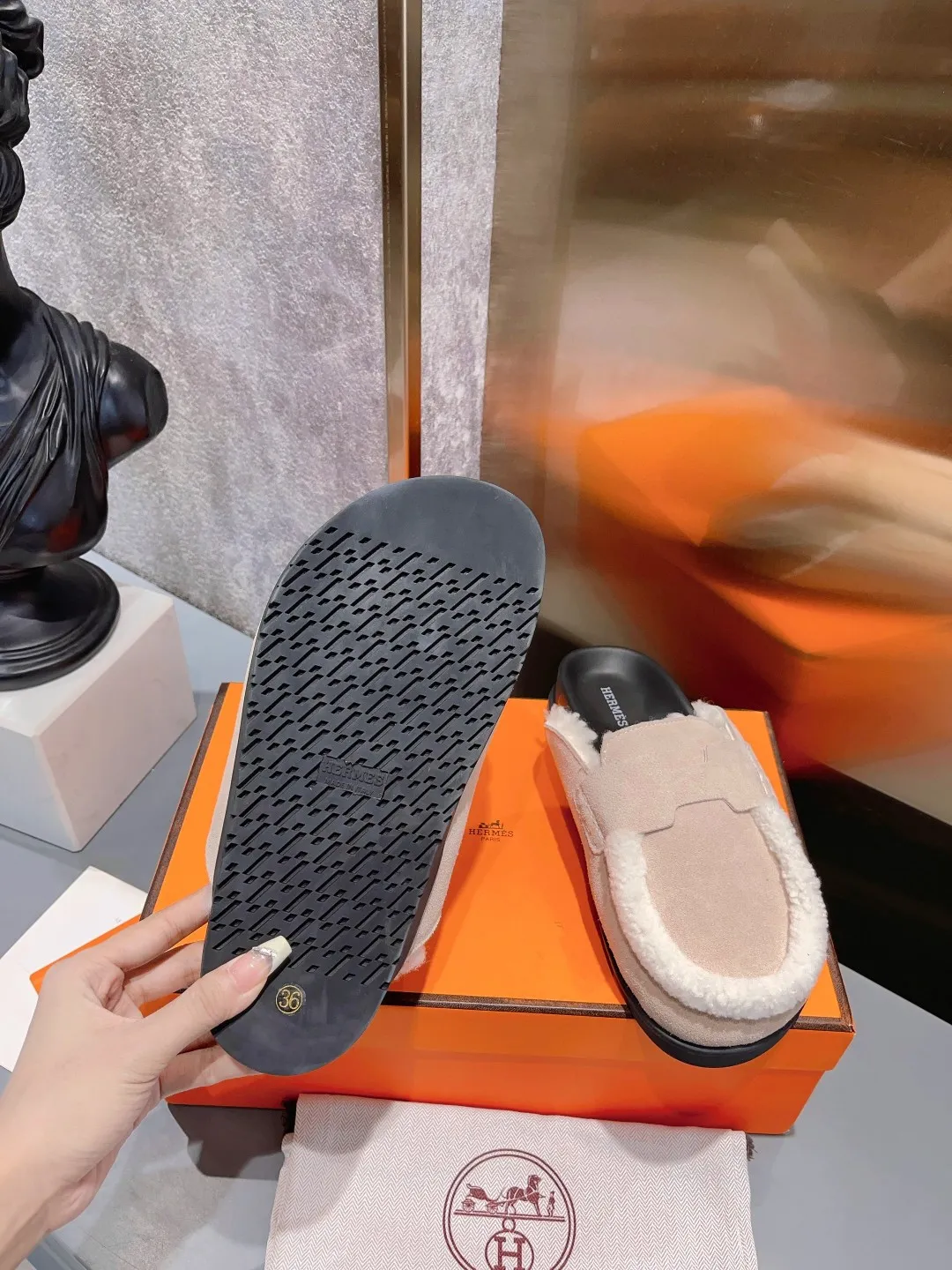 [H Family Hermès] P: 520💰 Size: Male 39-44 (45 customized) Female 35-40 (41 customized) HERMES Hermès top luxury version HERMES Hermès cute half-drag.  Jindian’s family language design! It looks good no matter how you match it! Casual and high-end feeling. The comfort is also great. Paired with various colorful socks, it gives a trendy and high-end feeling. The top version of real wool is high quality. ●Upper: imported cow suede. ●Inner: imported sheepskin. ●Foot pads: imported mixed sheepskin.